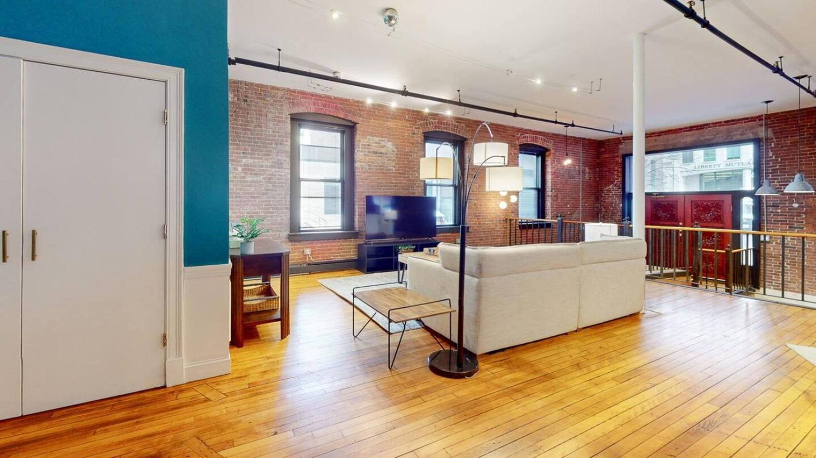 Apartment Expansive Back Bay 2-level Loft, Sleeps 6, 2b2b Boston