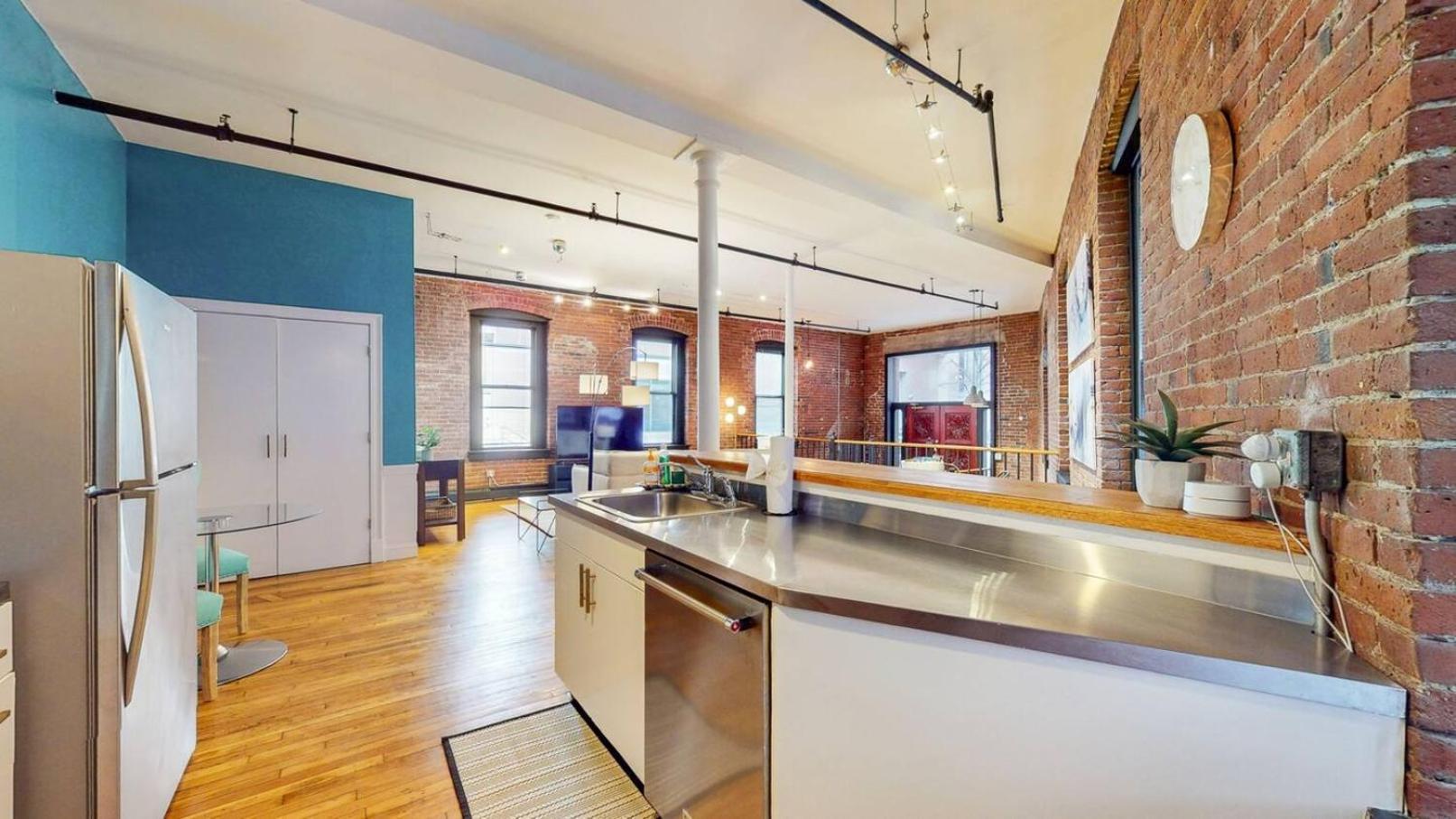 Expansive Back Bay 2-level Loft, Sleeps 6, 2b2b * Boston