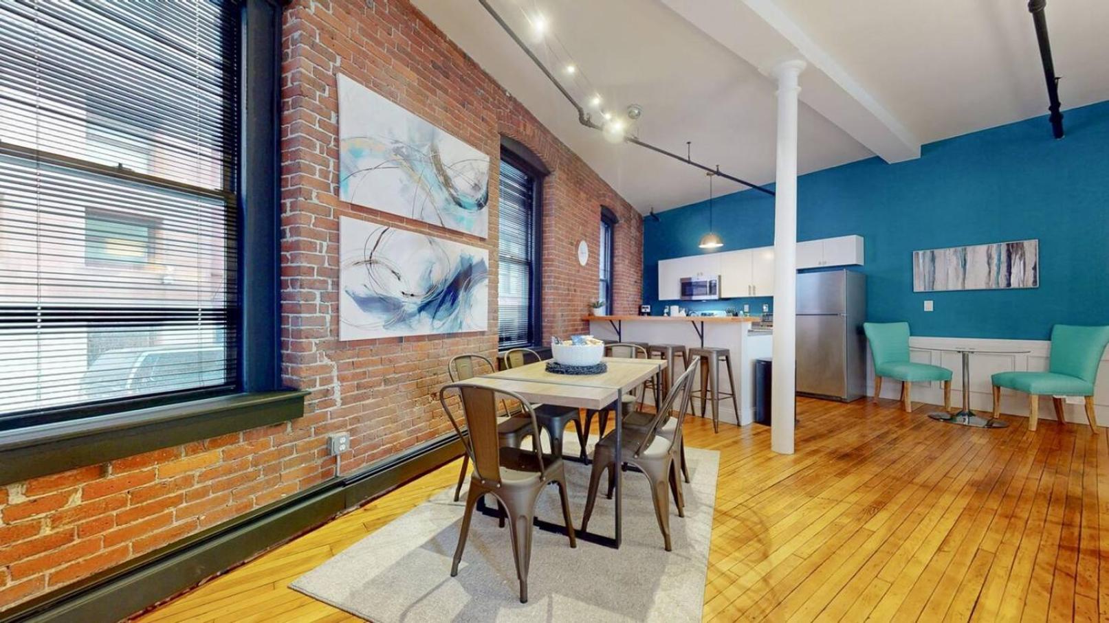 Expansive Back Bay 2-level Loft, Sleeps 6, 2b2b Apartment *
