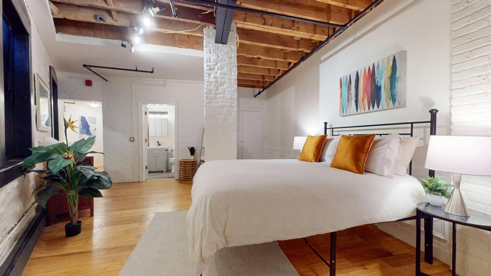 Expansive Back Bay 2-level Loft, Sleeps 6, 2b2b Boston