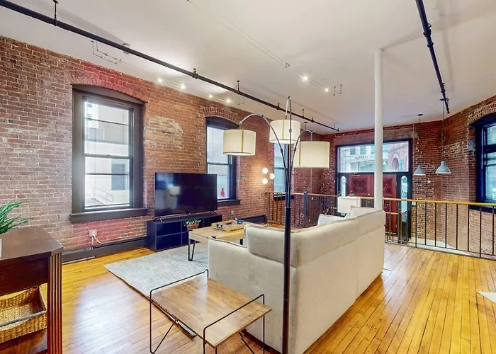 Expansive Back Bay 2-Level Loft, Sleeps 6, 2B2B