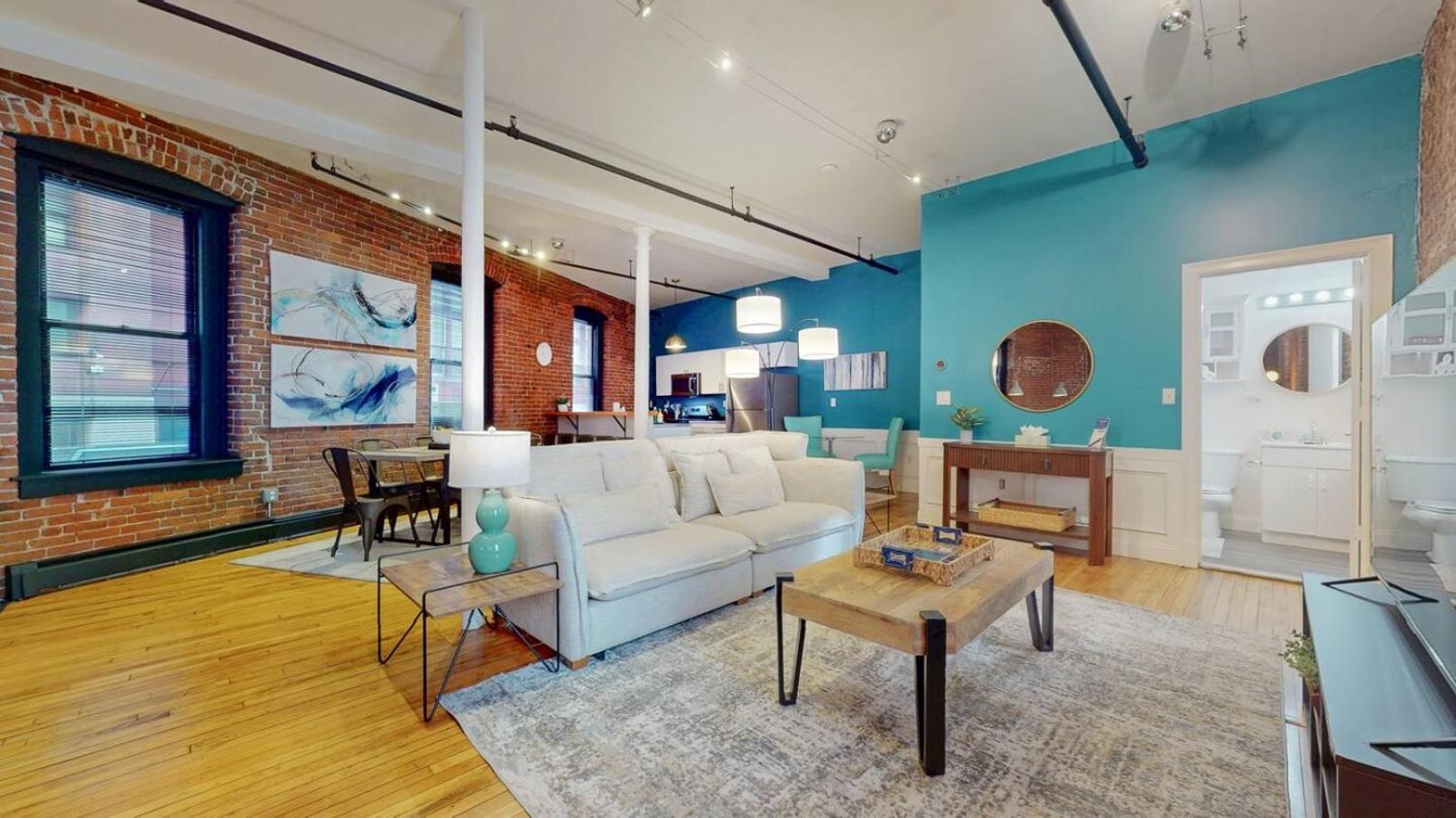 Expansive Back Bay 2-level Loft, Sleeps 6, 2b2b *