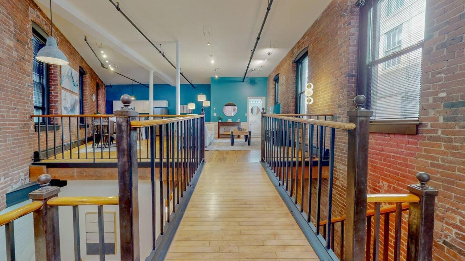Expansive Back Bay 2-level Loft, Sleeps 6, 2b2b Apartment