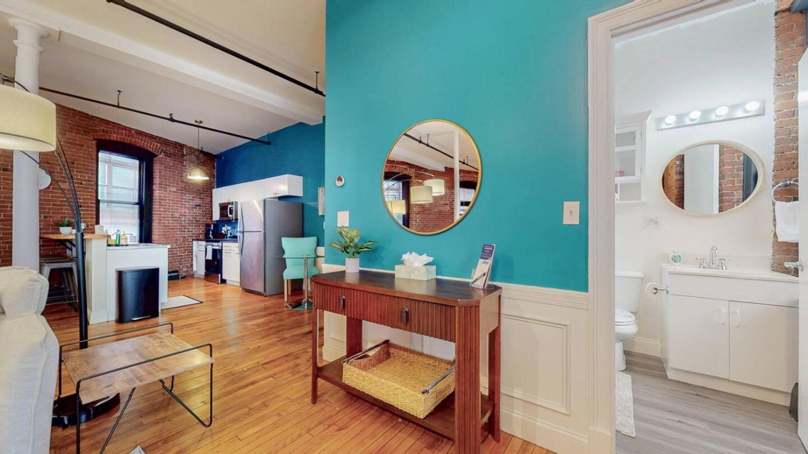 Apartment Expansive Back Bay 2-level Loft, Sleeps 6, 2b2b Boston