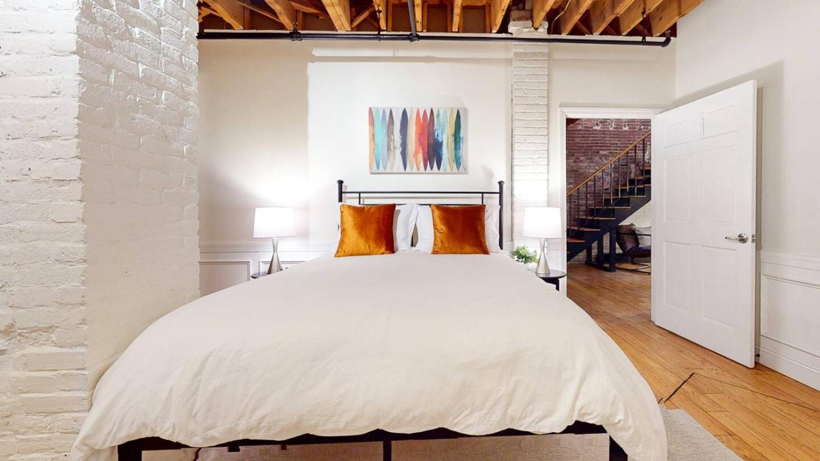 Apartment Expansive Back Bay 2-level Loft, Sleeps 6, 2b2b Boston