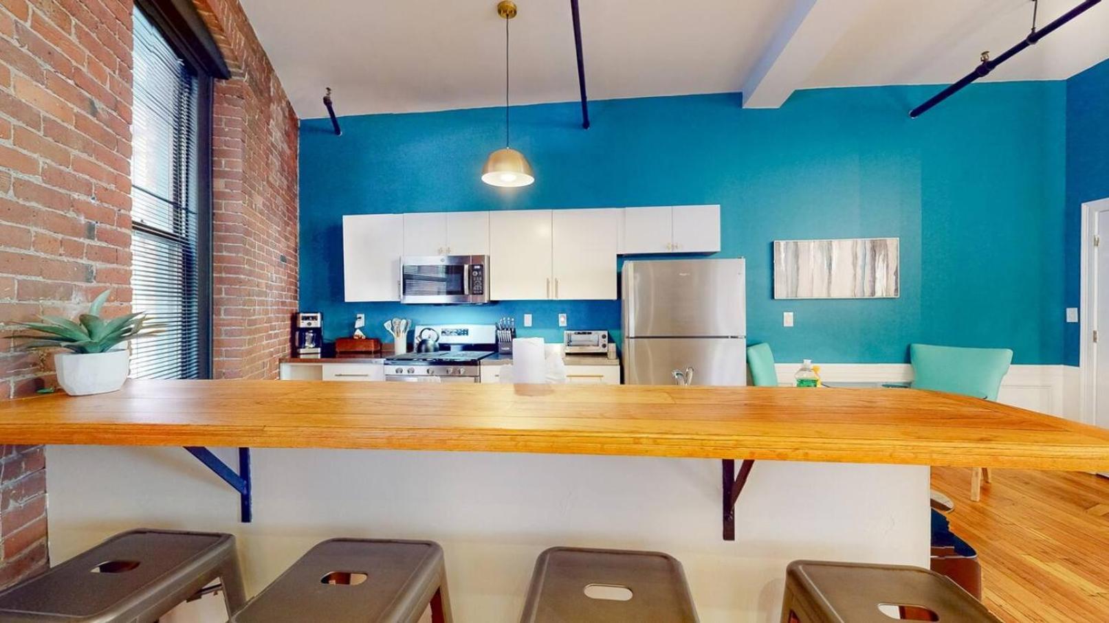 Apartment Expansive Back Bay 2-level Loft, Sleeps 6, 2b2b *